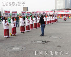 宣传队伍是十六届郑州农药交易会上的一大特色